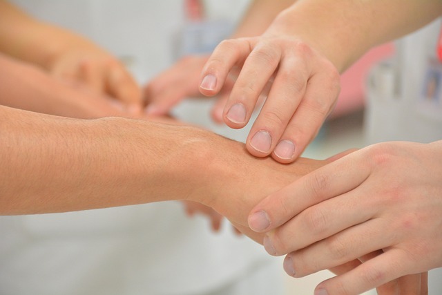 Dermatolog badający skórę na ręce