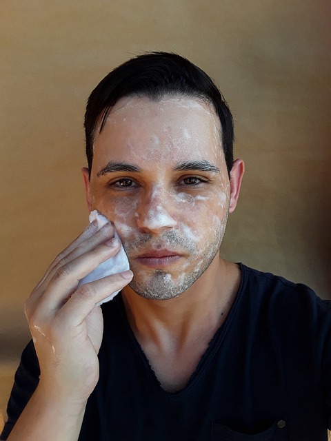 Mężczyzna myjący i pielęgnujący skórę swojej twarzy