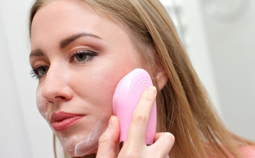 Pielęgnacja skóry twarzy przez kobietę