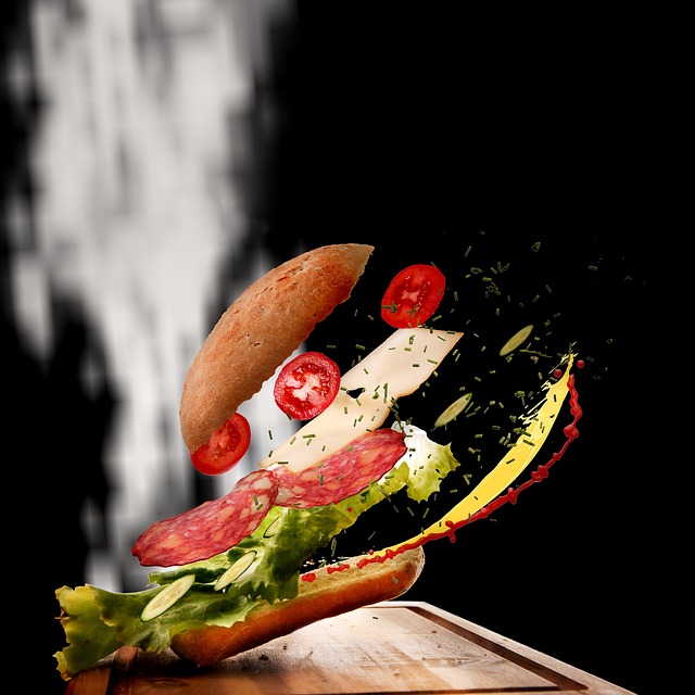 Zdrowa kanapka z warzywami i mięsem